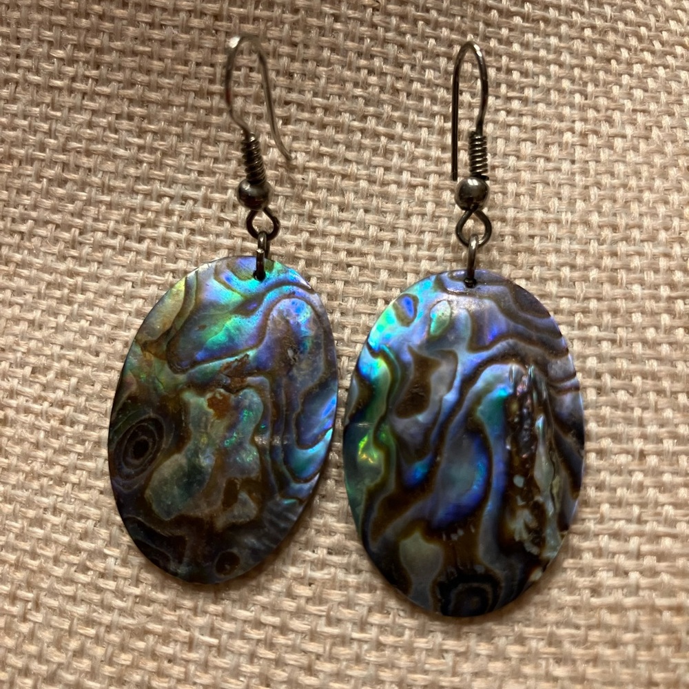 Five pairs of pierced earrings in a variety of styles - Picture 4 of 12